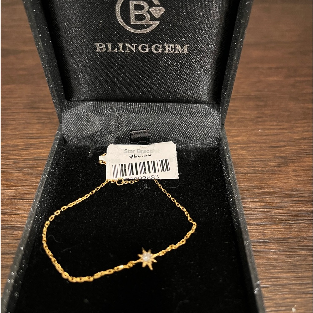 Gold plated bracelet with star charm detail